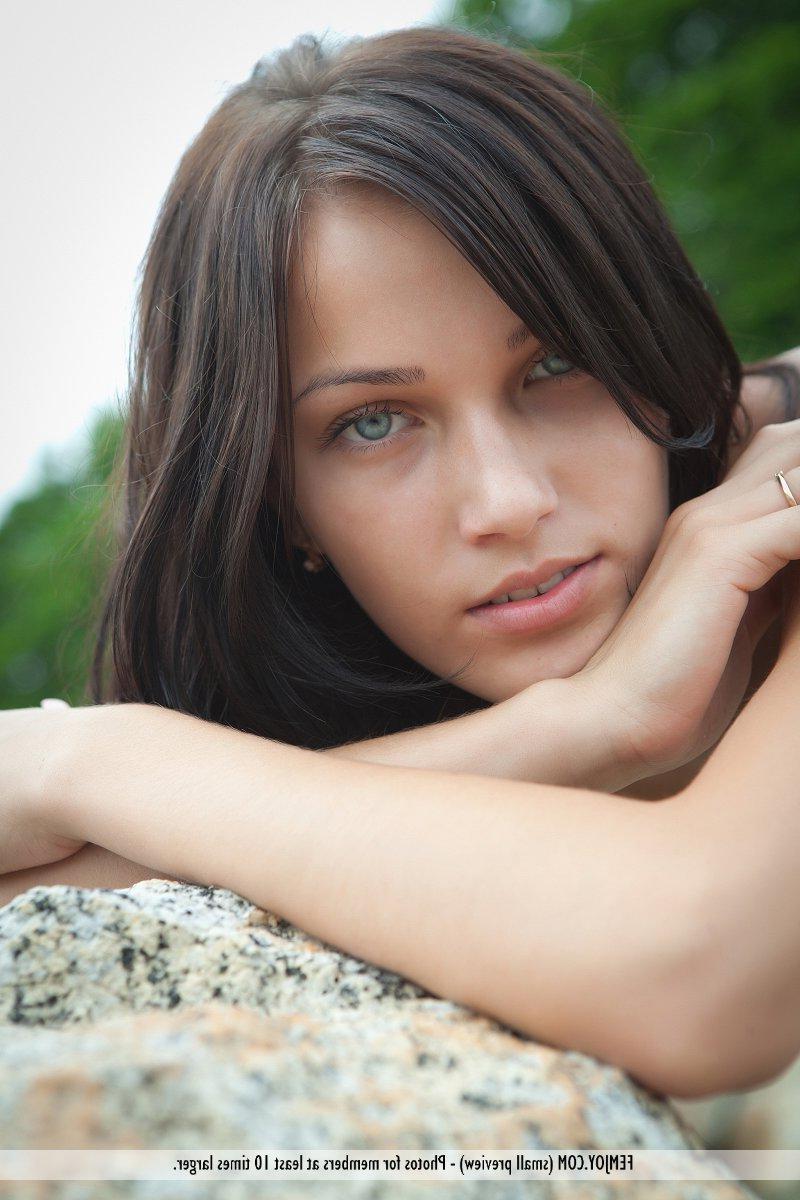 16P Pictures of teen beauty Megan E showing her stunning naked body outside