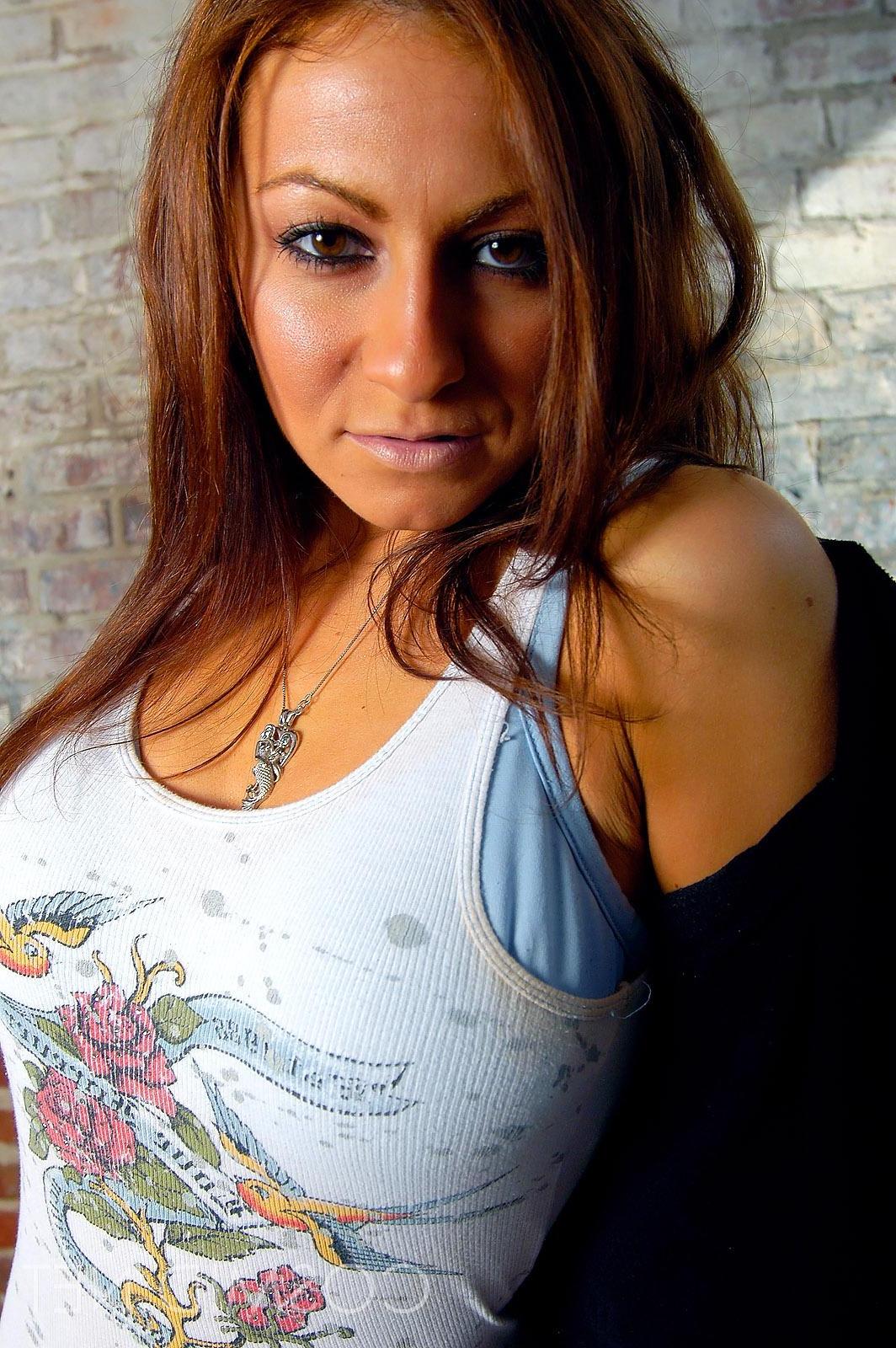 16P Pictures of Melissa teasing in a nice t-shirt