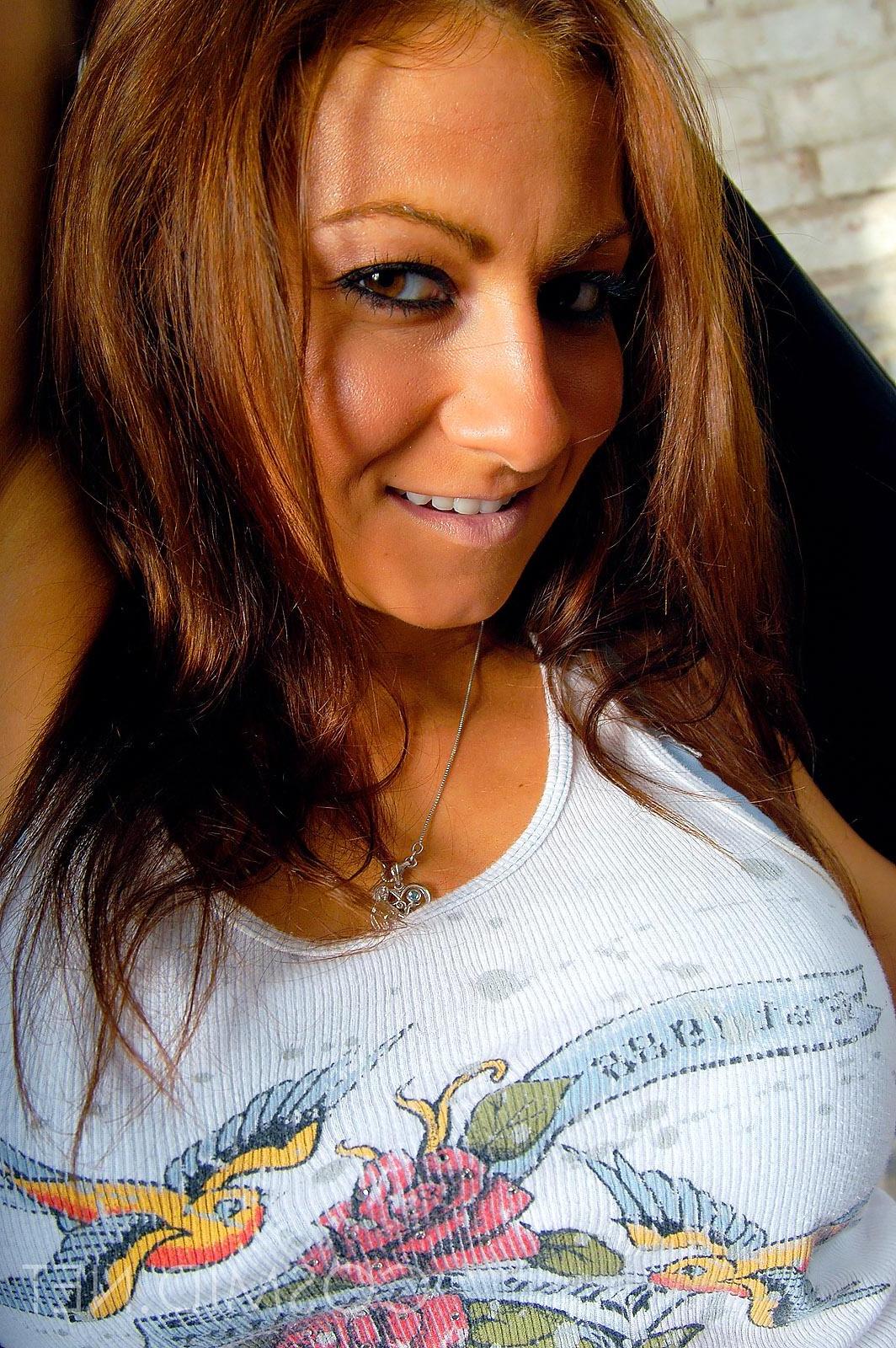 16P Pictures of Melissa teasing in a nice t-shirt