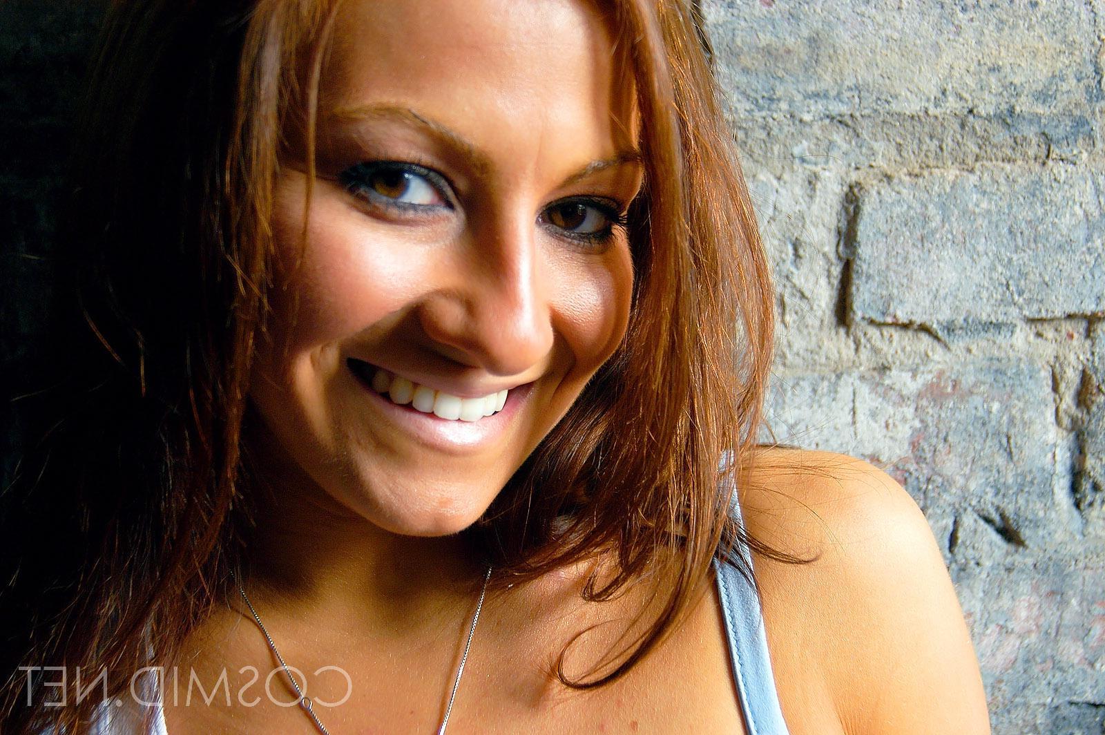16P Pictures of Melissa teasing in a nice t-shirt