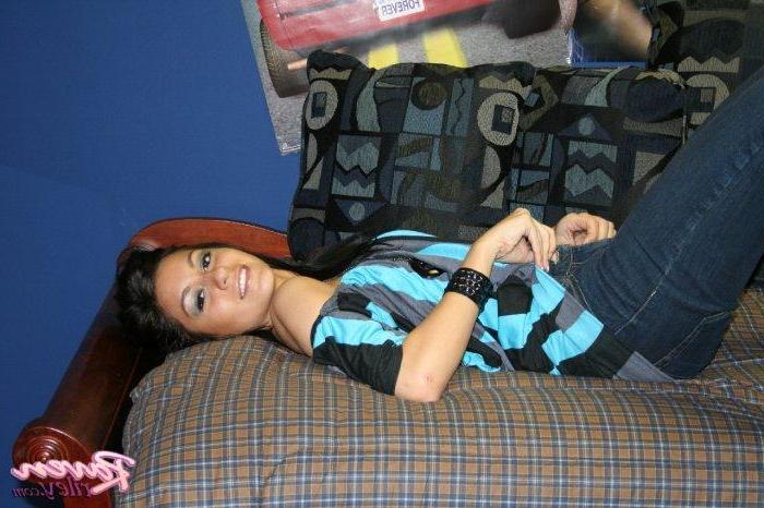 20P Pictures of Raven Riley showing you her wet teen pussy