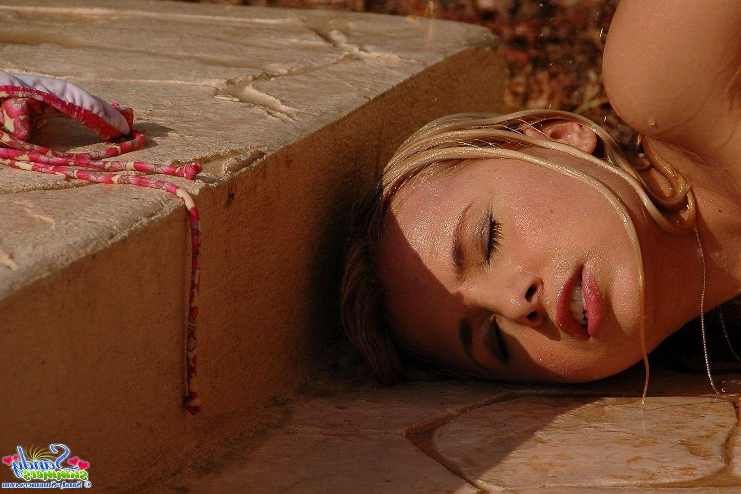 20P Pictures of teen Sandy Summers making her pussy really wet for you