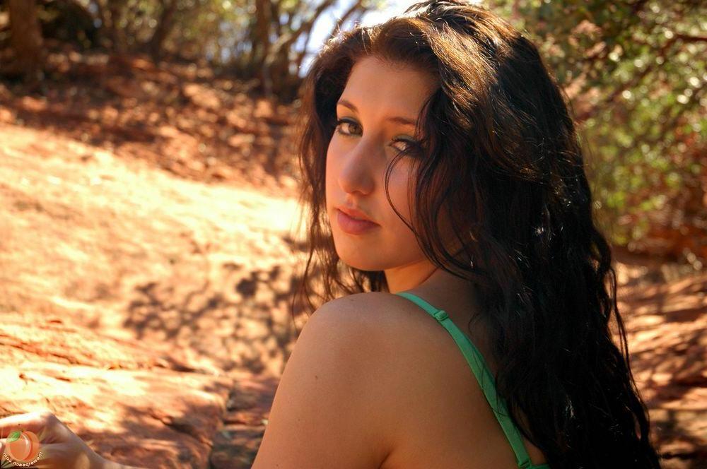 16P Pictures of wet peach Riley showing her beautiful ass