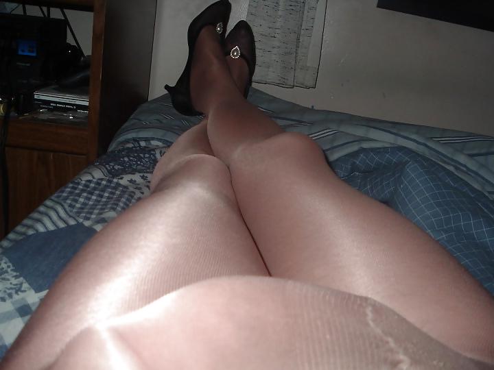 11P PICTURES OF MY COCK WHILE WEARING PANTYHOSE AND NYLONS 