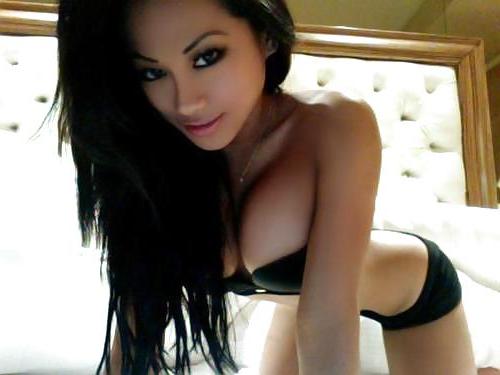 8P Playing In Bed (WebCam)