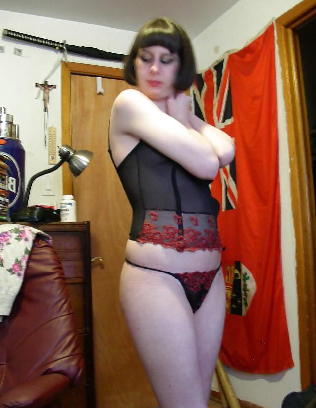 10P Hairy brunette shows her perfect pussy
