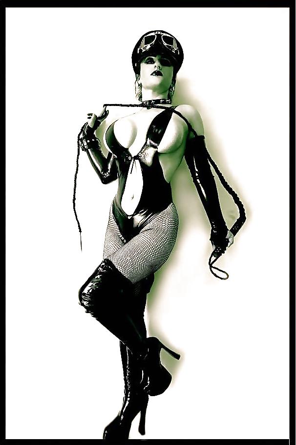 23P Obedecer a tu mujer de latex