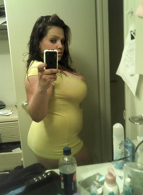 7P Une grosse latina se prend en photo