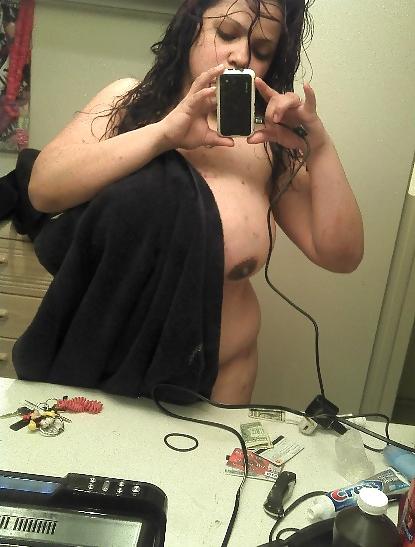 7P Une grosse latina se prend en photo