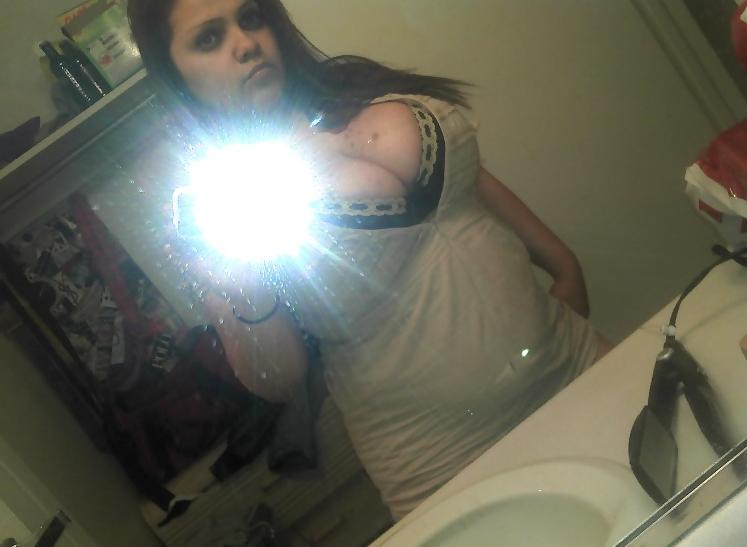 7P Une grosse latina se prend en photo