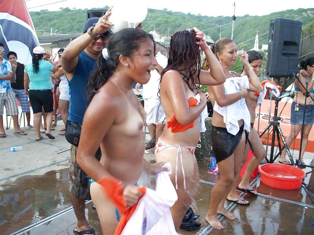 16P Wet T-shirts Show Latin Girl