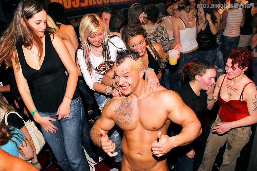 11P Girls and strippers sex at the club