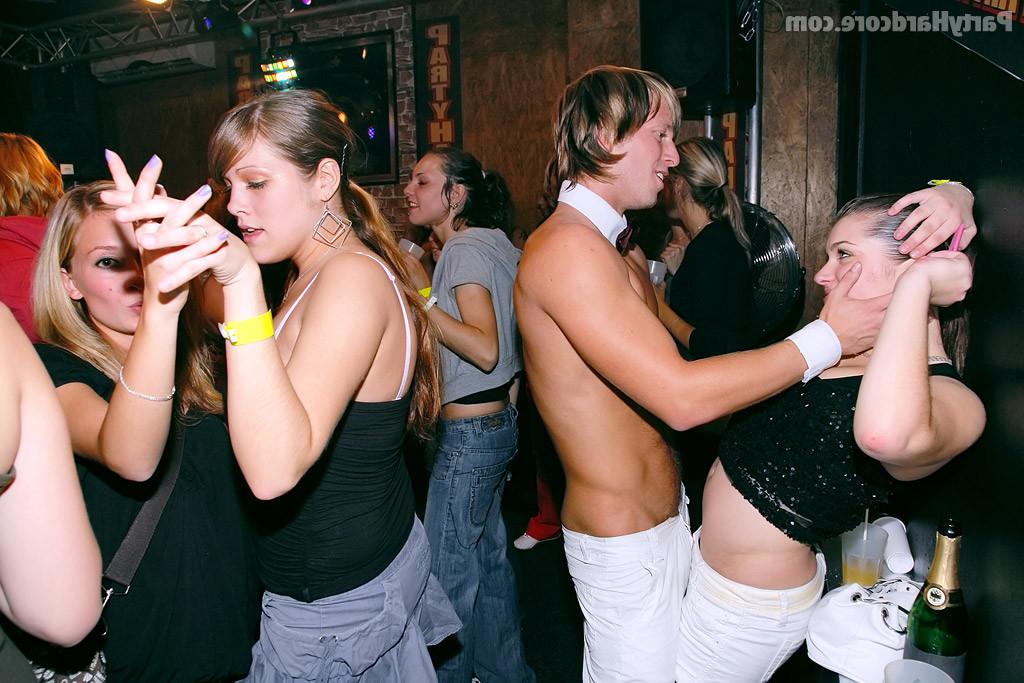 11P Party chicks at the club sucking dicks