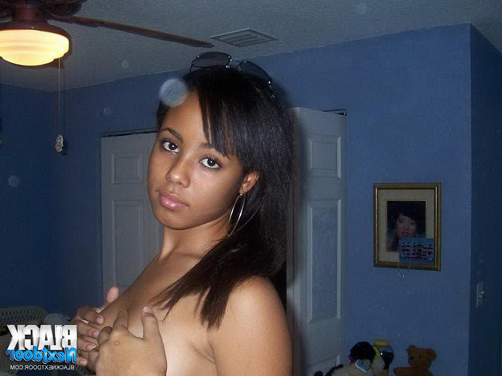 10P Damn fine body on a selfie snapping black chick