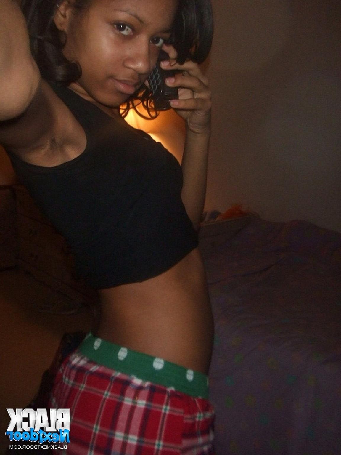 10P Damn fine body on a selfie snapping black chick
