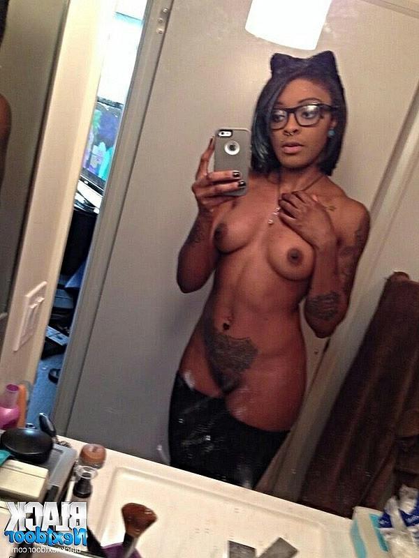 10P Really hot black chick with nice tattoo