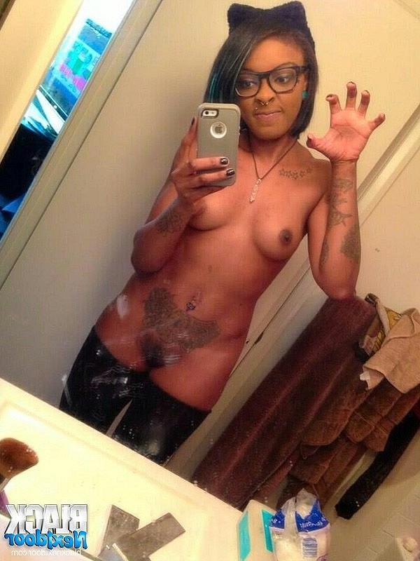 10P Really hot black chick with nice tattoo