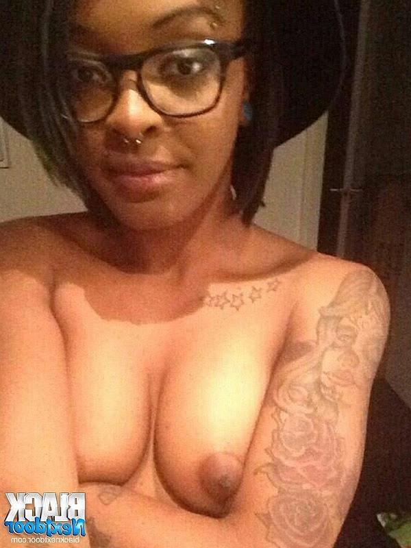 10P Really hot black chick with nice tattoo
