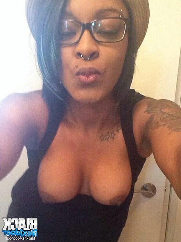 10P Really hot black chick with nice tattoo