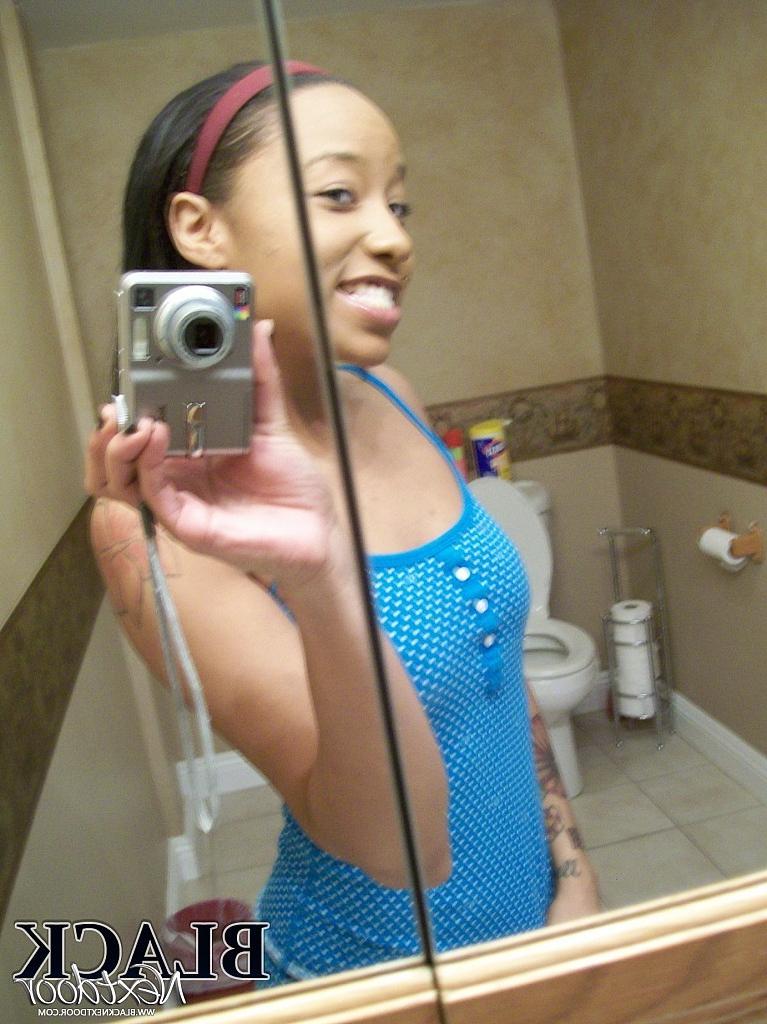10P Beautiful teen girl Pradah makes naked selfies