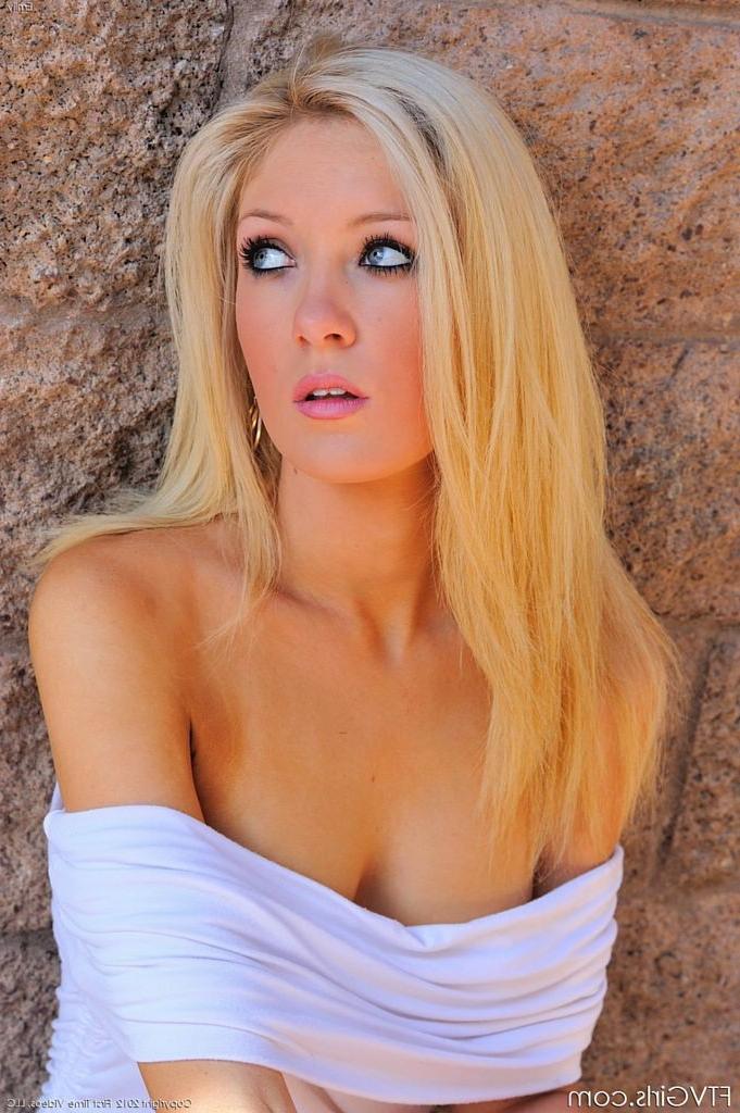 15P Teen car model flashes tits and pussy while downtown