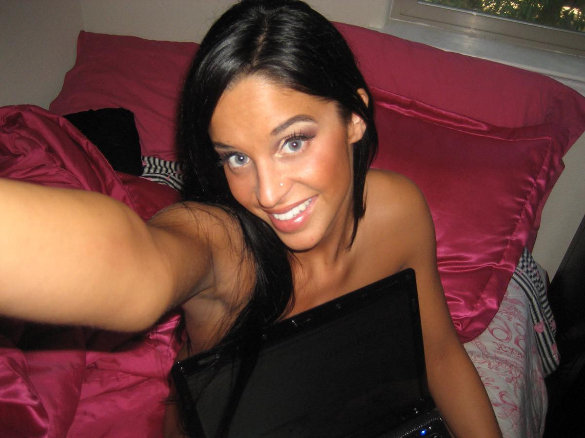18P White teen gfs are posing for pics
