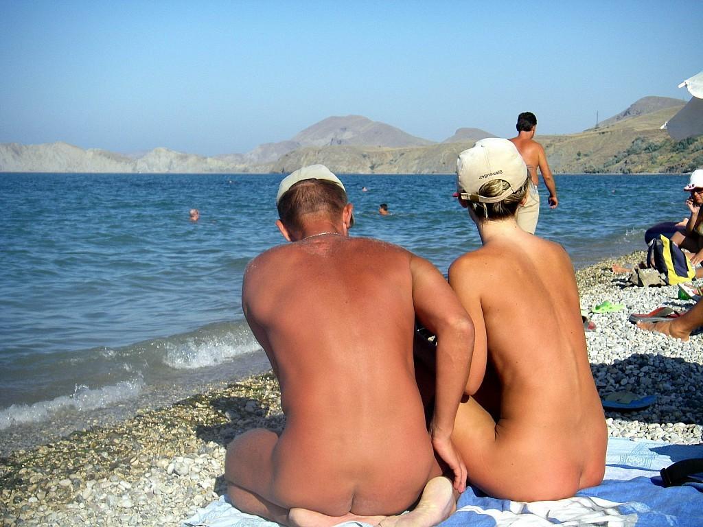 15P Hot amateur nude beach photos