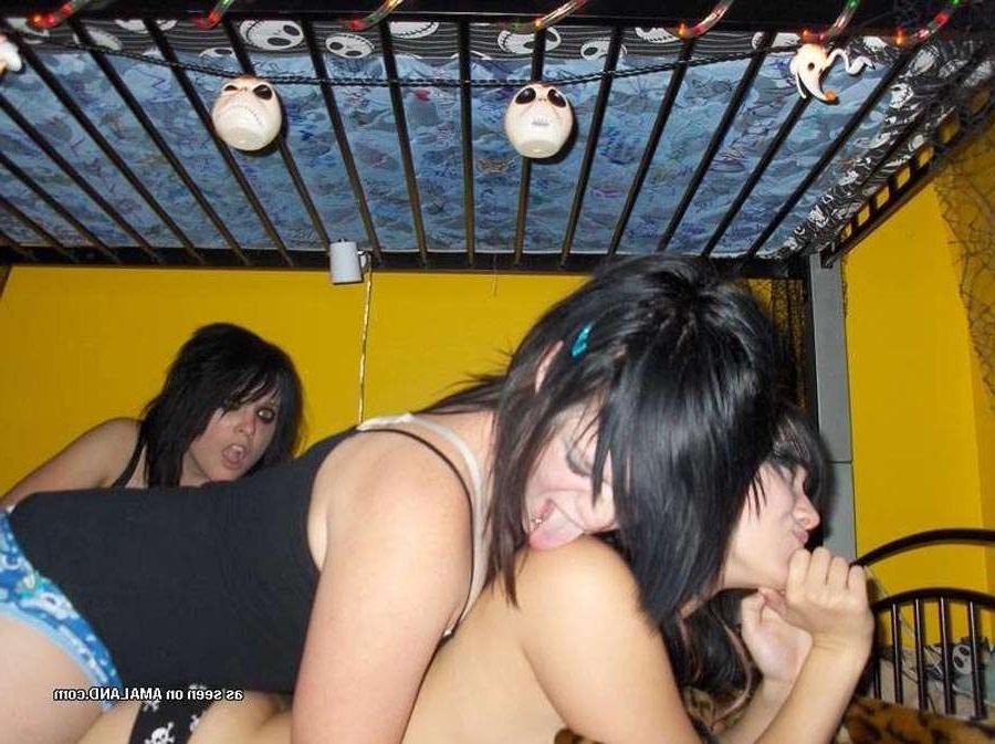 10P Photo set of a kinky lesbian sleepover