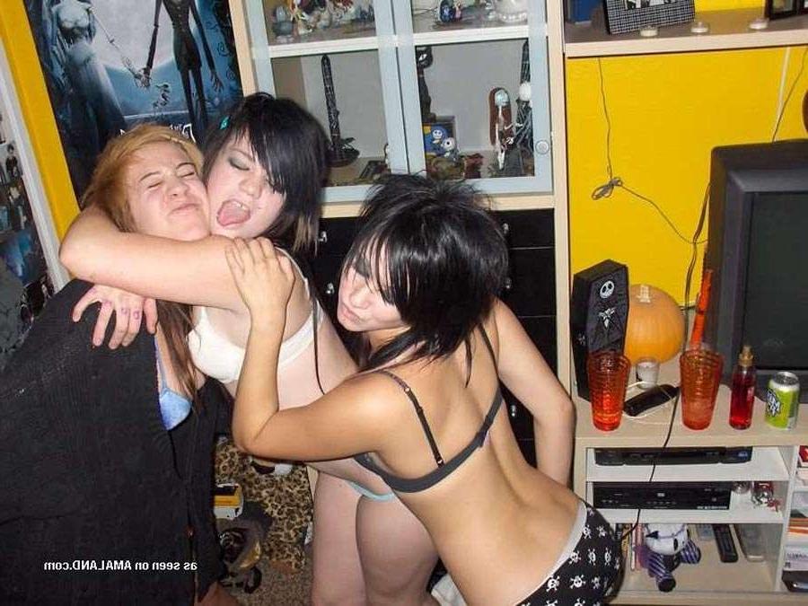 10P Photo set of a kinky lesbian sleepover