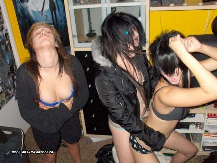 10P Photo set of a kinky lesbian sleepover