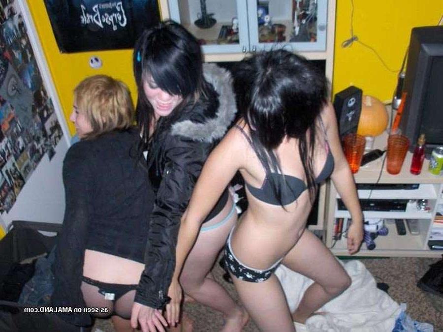 10P Photo set of a kinky lesbian sleepover