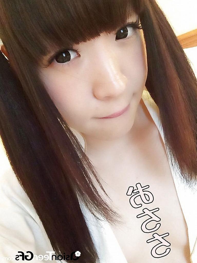 10P Gorgeous Japanese teen takes amazing nude selfies