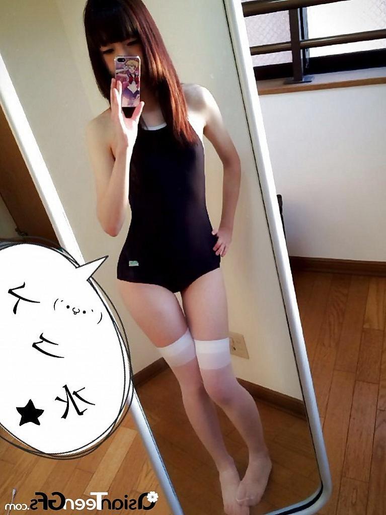 10P Gorgeous Japanese teen takes amazing nude selfies