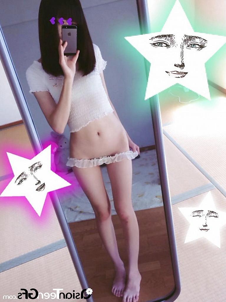 10P Gorgeous Japanese teen takes amazing nude selfies