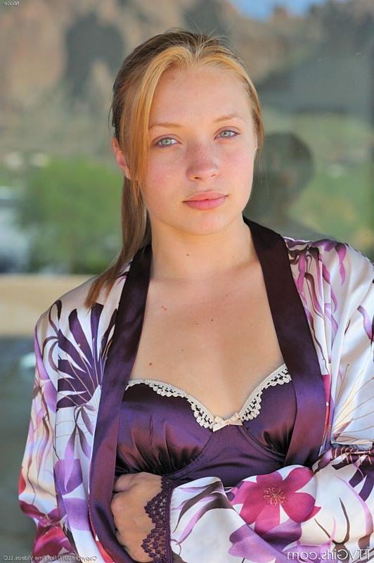 15P Cute teen masturbates and shaves her pussy in the tub