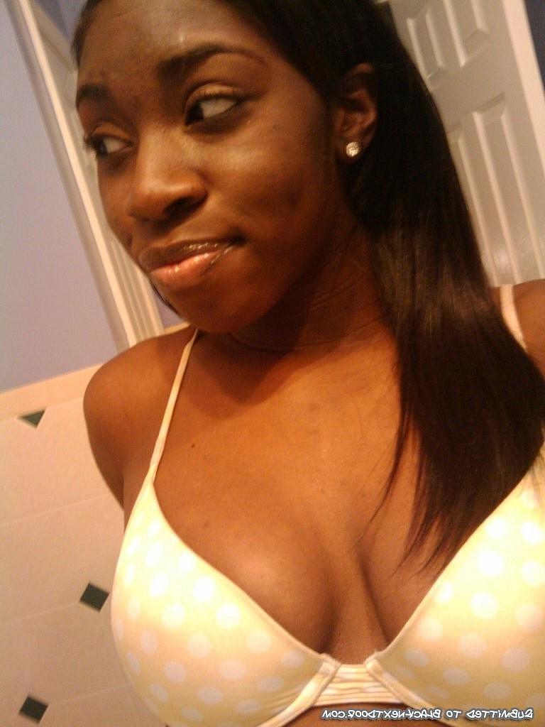 10P Nice ebony teen selfshot pics