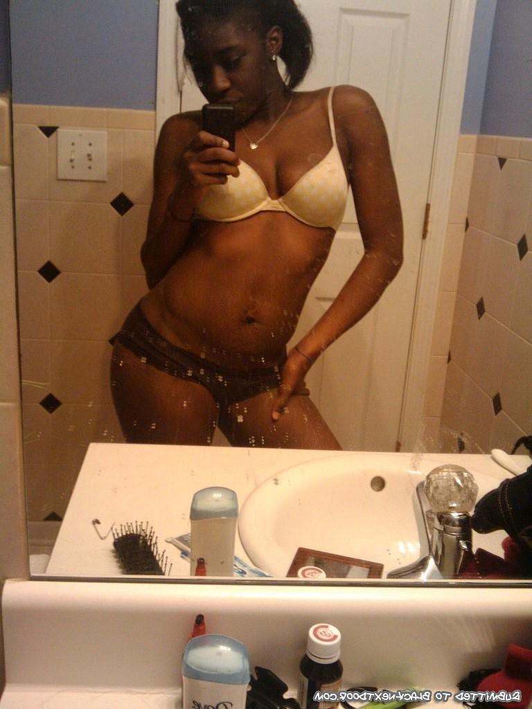 10P Nice ebony teen selfshot pics