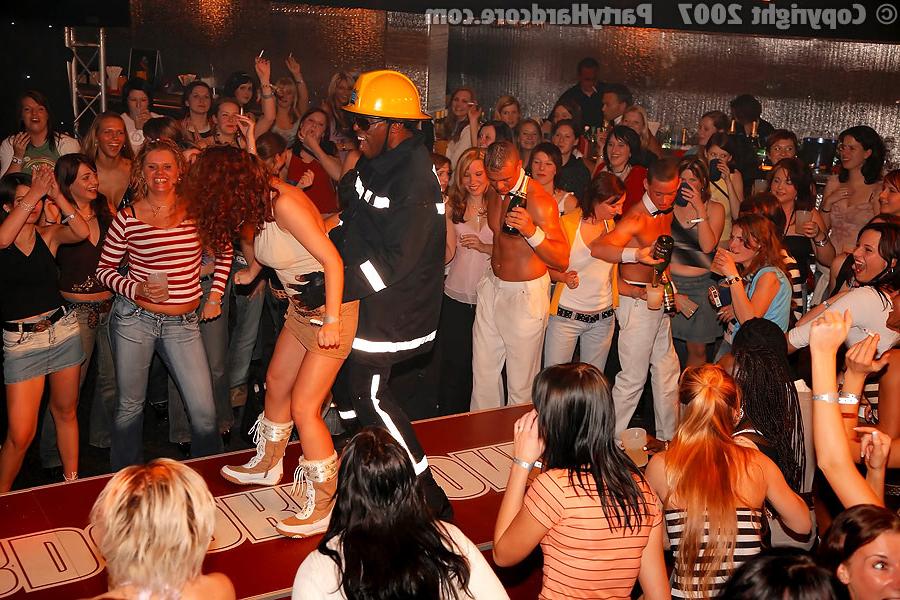 11P Girls at the club getting down and dirty
