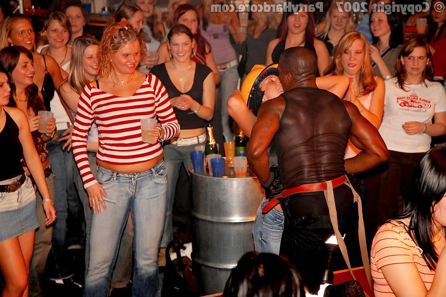 11P Girls at the club getting down and dirty
