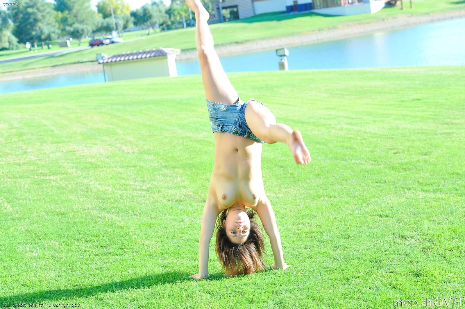 15P Naked gymnast outdoors
