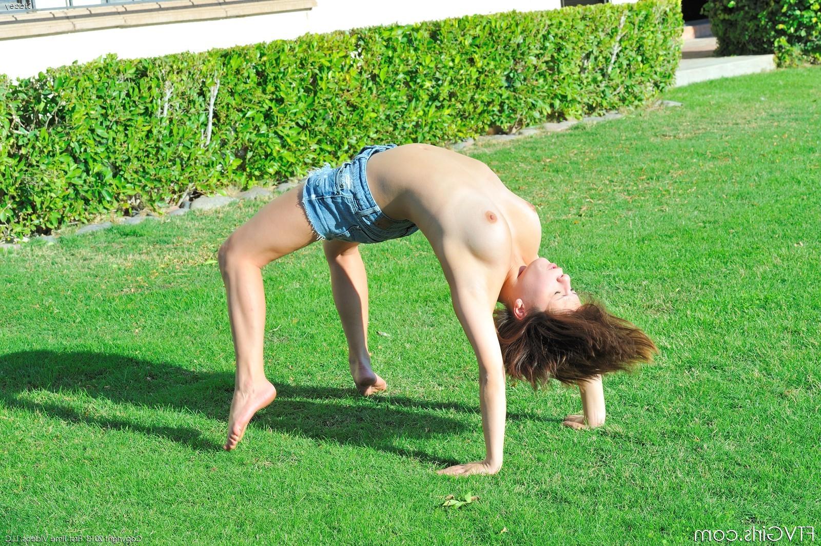 15P Naked gymnast outdoors