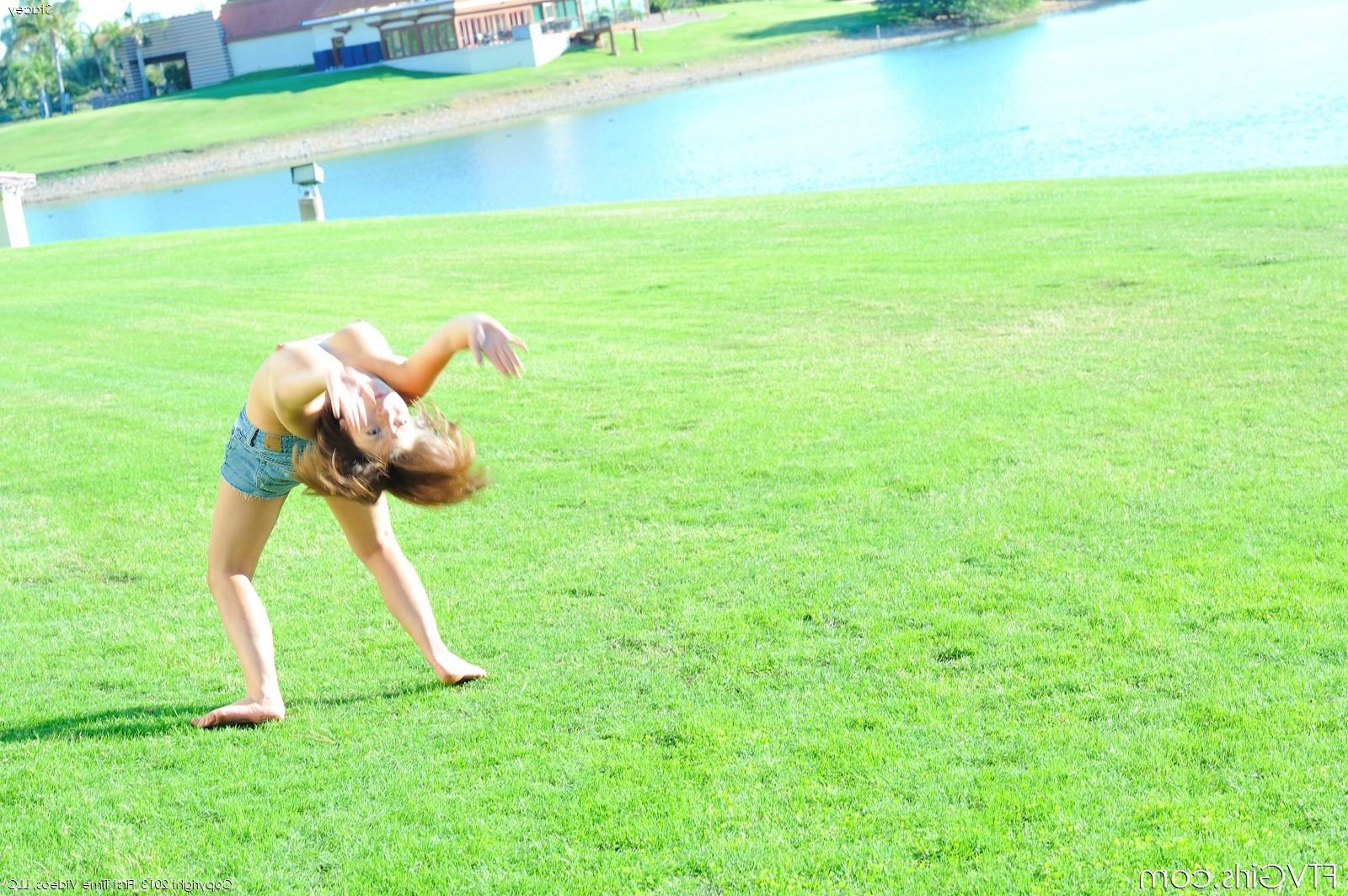 15P Naked gymnast outdoors