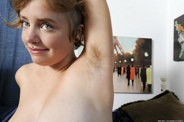15P Jeri shows off her natural boobs and hairy muffin