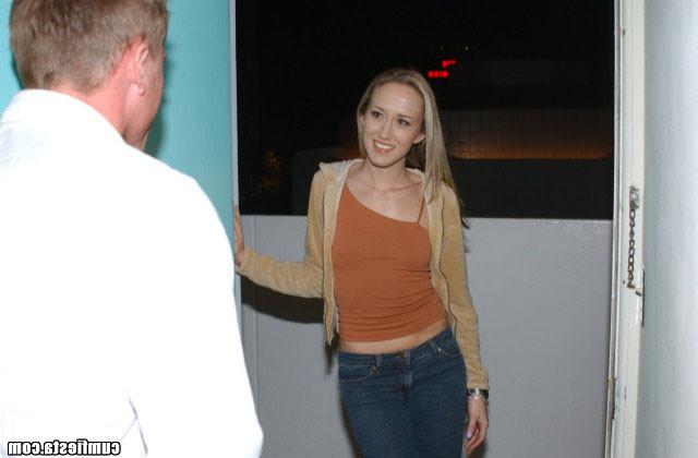 15P Chick with a hot pleasing eyes takes a dick in her warm pussy
