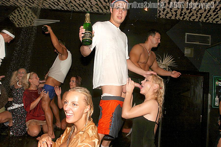 11P Girls at the dance club blowing male strippers