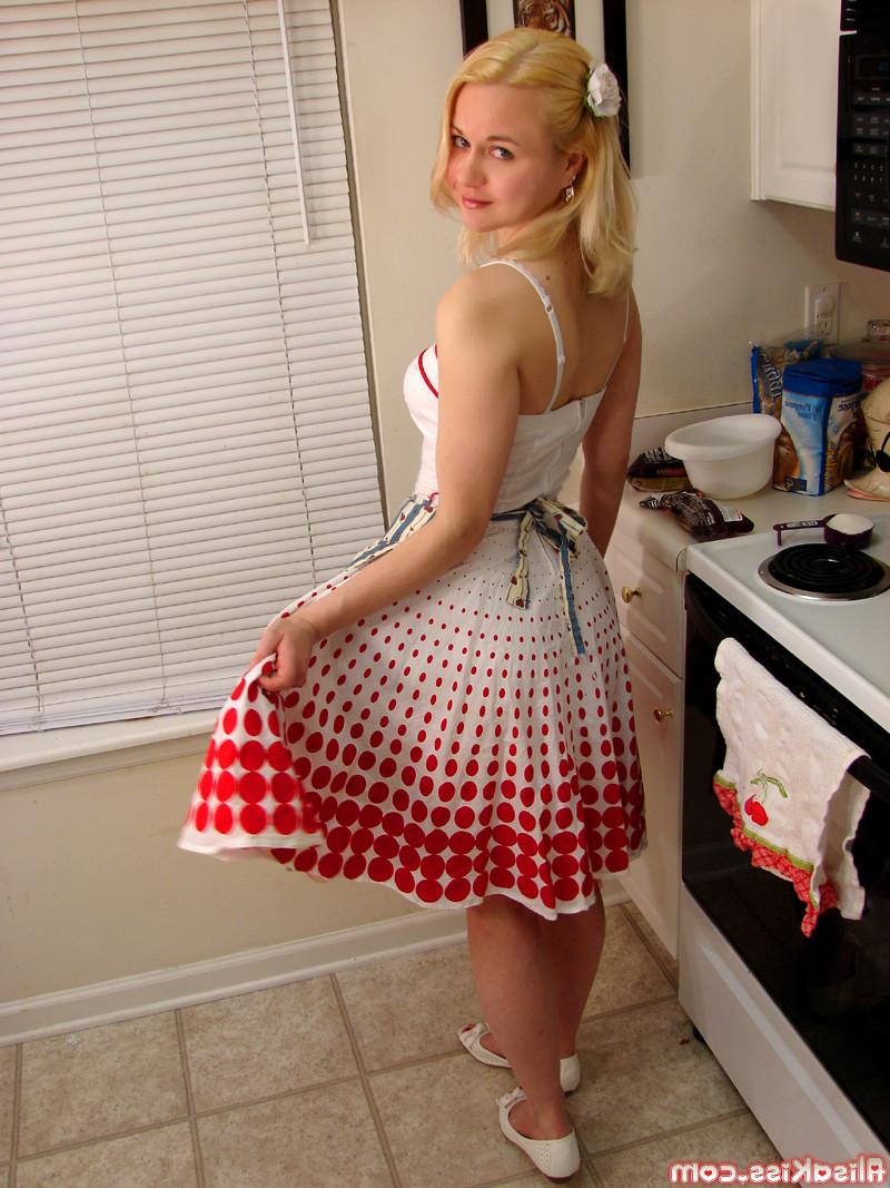 16P Blonde teen Alisa strips
