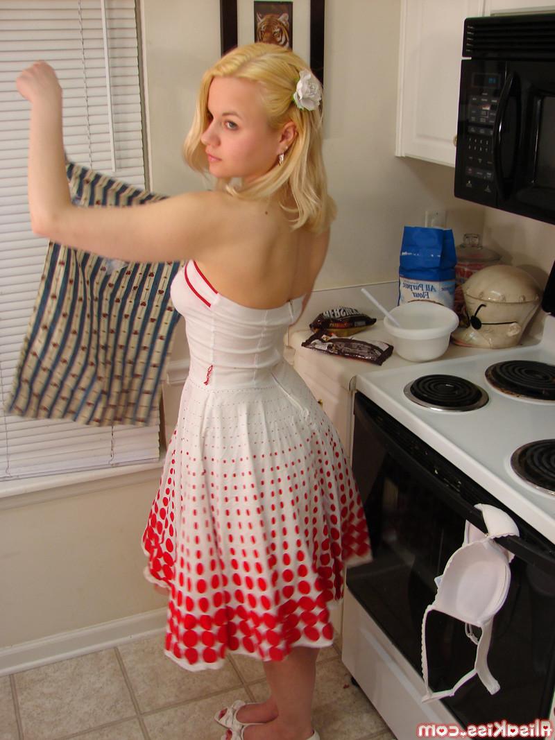 16P Blonde teen Alisa strips