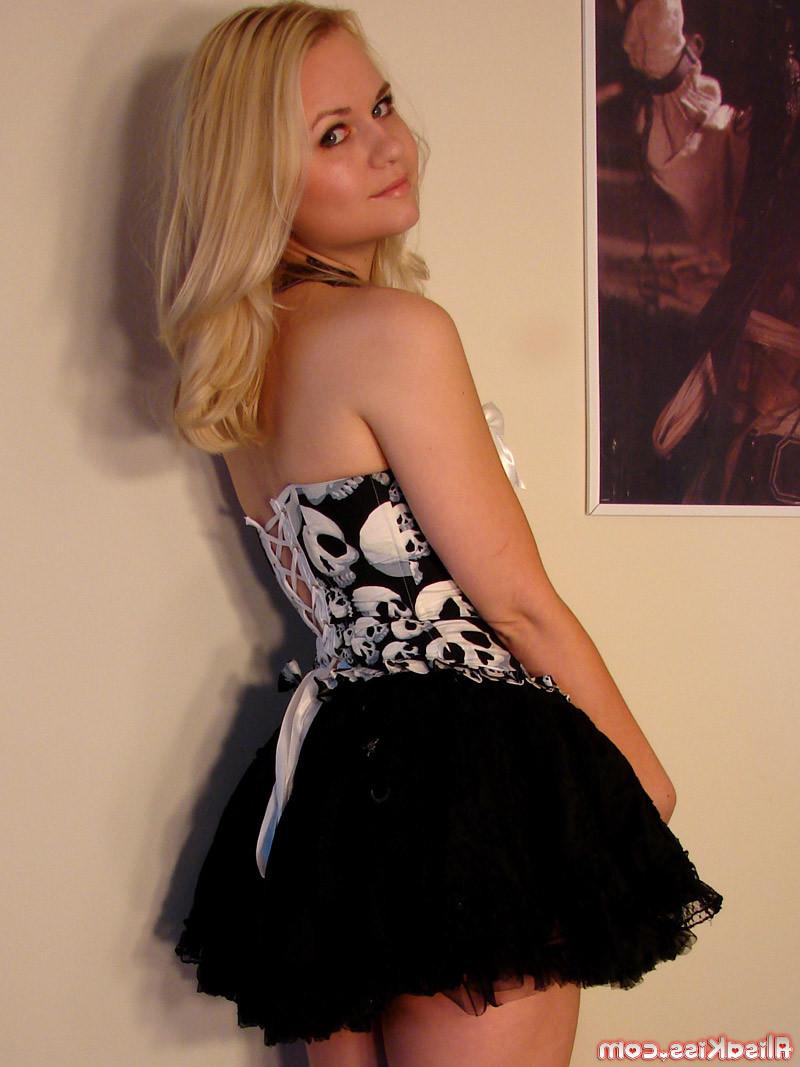 16P Blonde teen Alisa strips