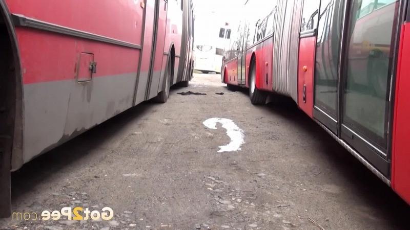 15P Sexy blonde girl pisses between parked buses