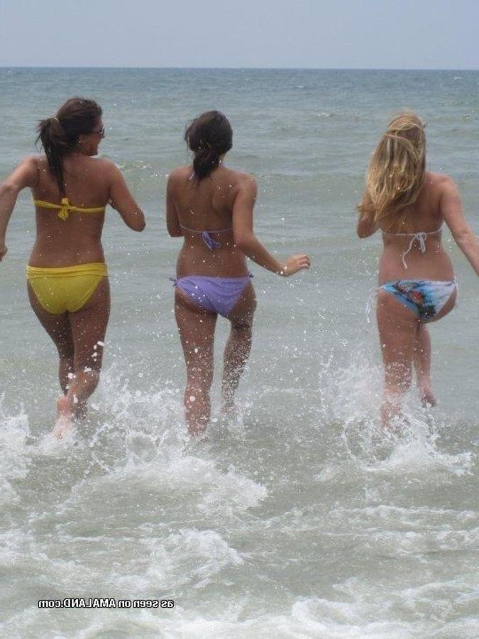 12P Selection of hot amateur babes posing sexy outdoors